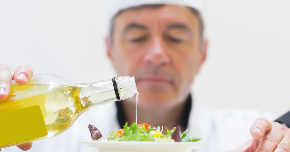 Kaj uporabiti namesto oljčnega olja, da naredite solato brez maščobe