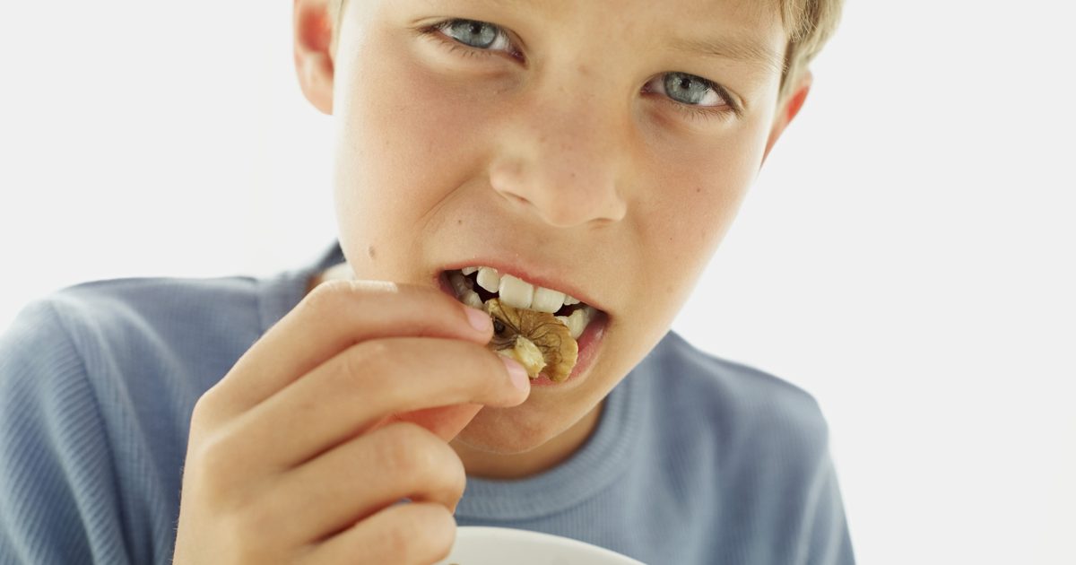 متى يمكن للأطفال أكل المكسرات؟