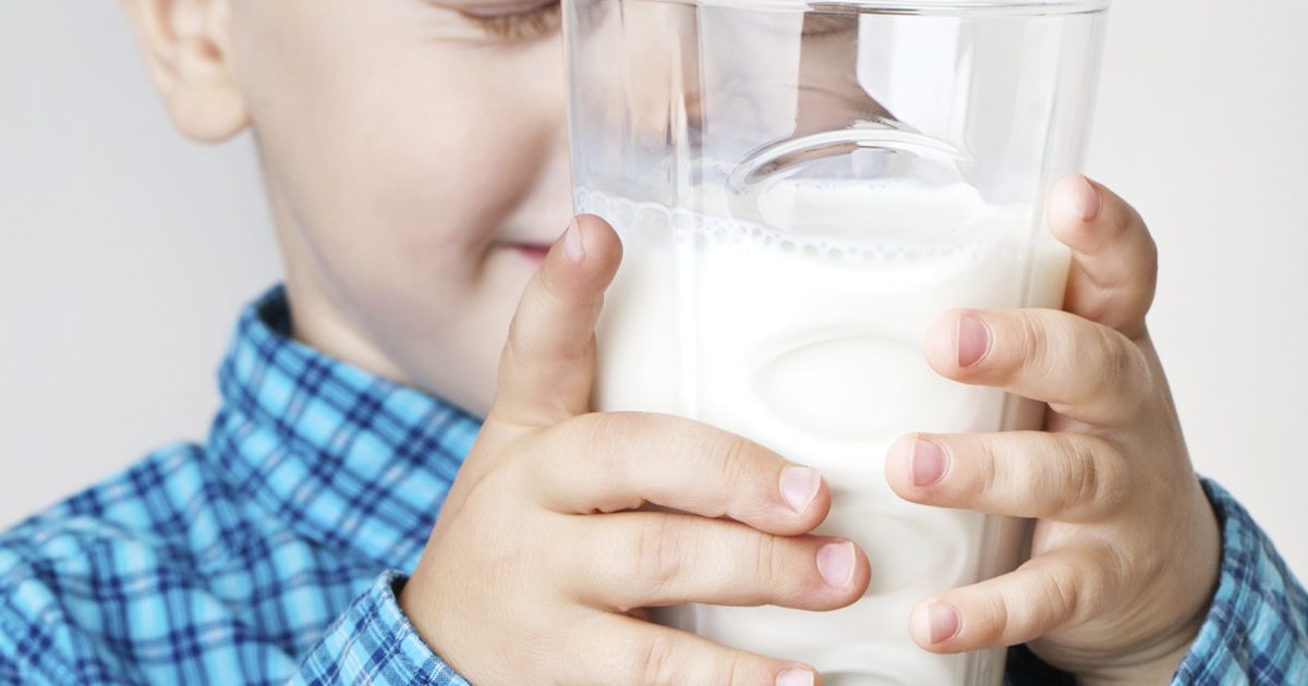 Kdy může batole přejít z celého mléka na 2%?
