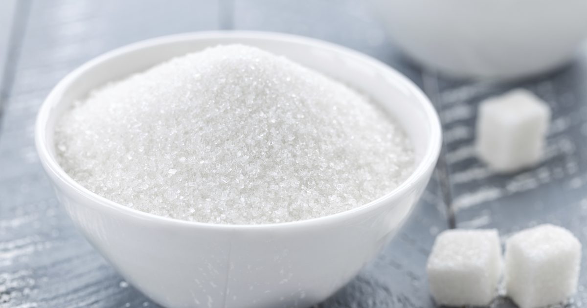 Bílý cukr proti organickému odpařovacímu šťávě z trnovky
