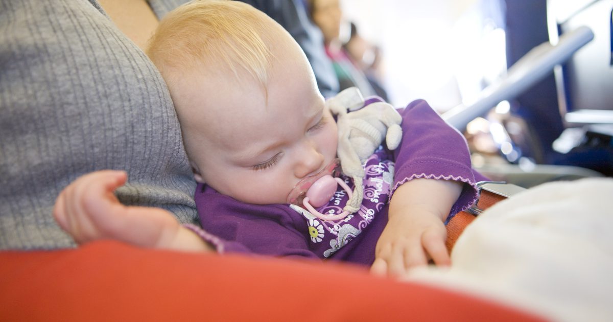Въздушно пътуване и претоварване на главата при бебета