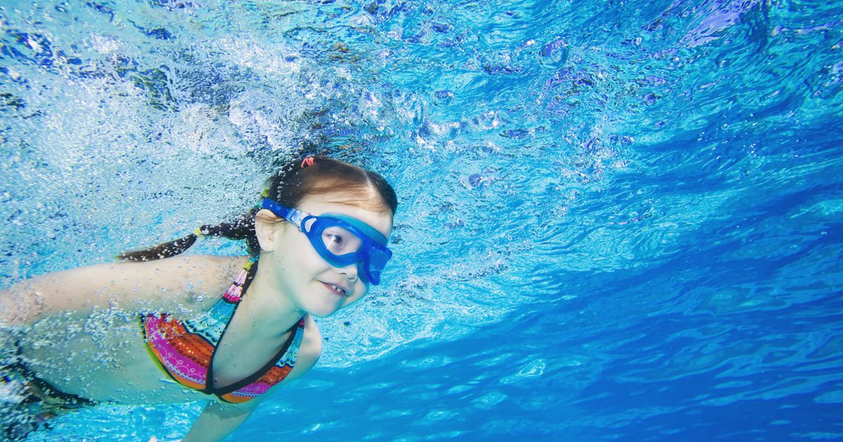 Kan et barn svømme med en feber?