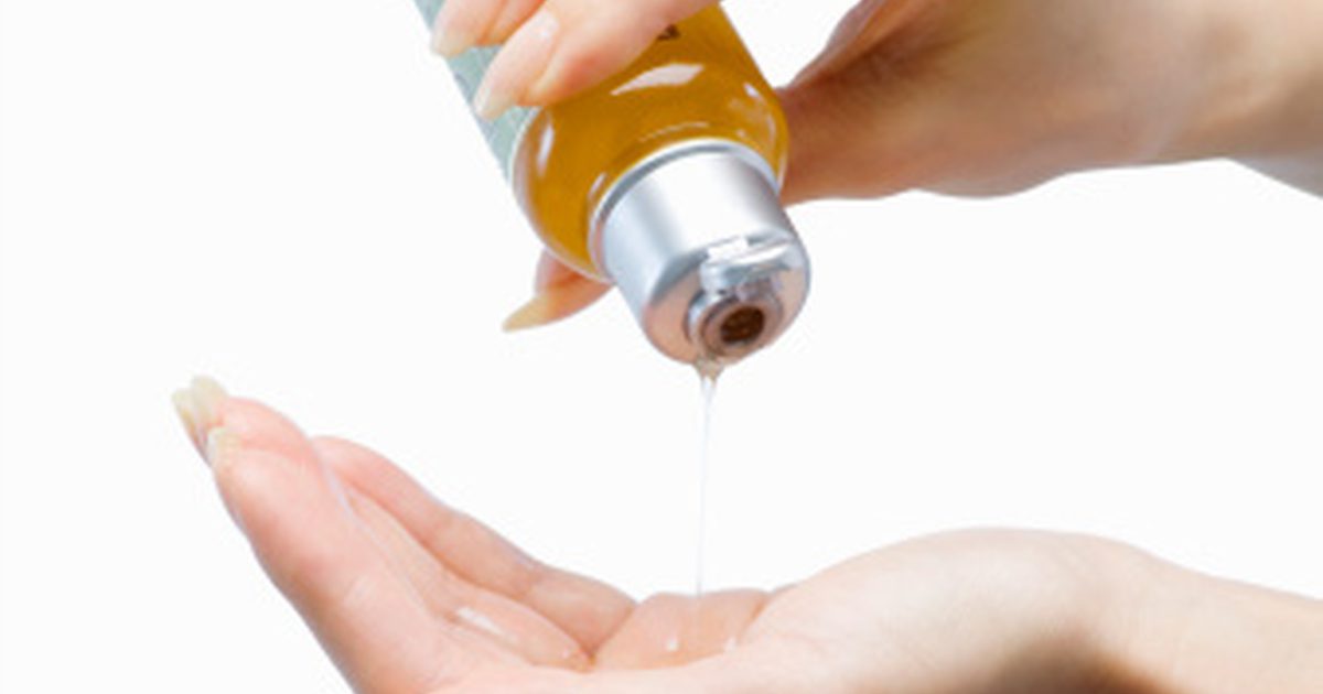 Kan du blande Tea Tree Oil med aloe vera olje for å behandle acne?