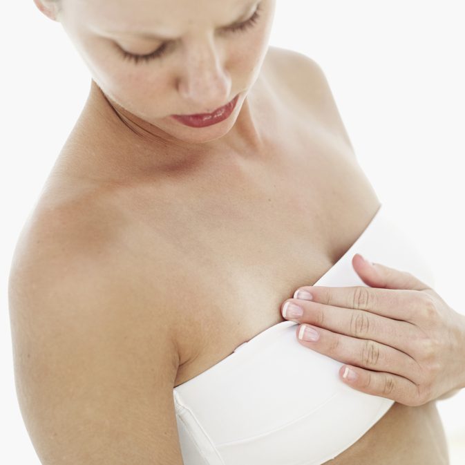 Przyczyny bólu pod pachami i obrzękniętej piersi