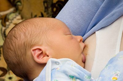 Ursachen von Schleim im Brustkorb eines Säuglings Hocker