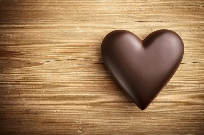 En choklad en dag kan bibehålla detta vanliga hjärtatillstånd vid bukten