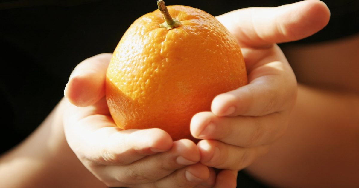 Wie man Öl von der Haut von Orangen extrahiert