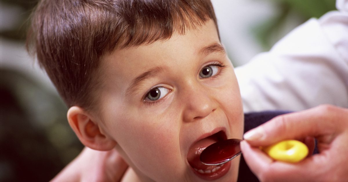 Hoe een kind te beschermen tegen Spitting Out Medicine