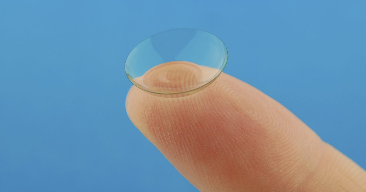 Slik fjerner du innskudd fra kontaktlinser