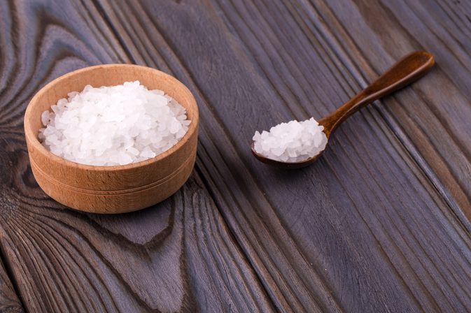 Как да се насладите подути глезена в Epsom соли