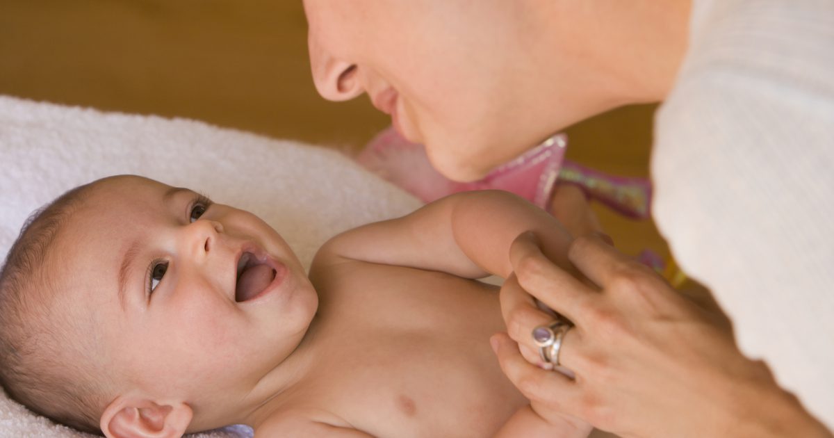 एक बच्चे पर एक दर्दनाक बट कैसे सूते हैं