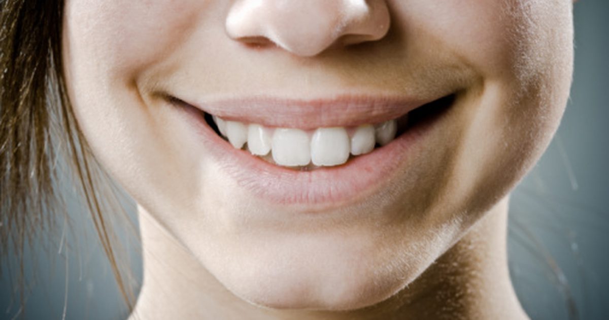 एक दांत में तंत्रिका क्षय के लिए लौंग तेल का उपयोग कैसे करें
