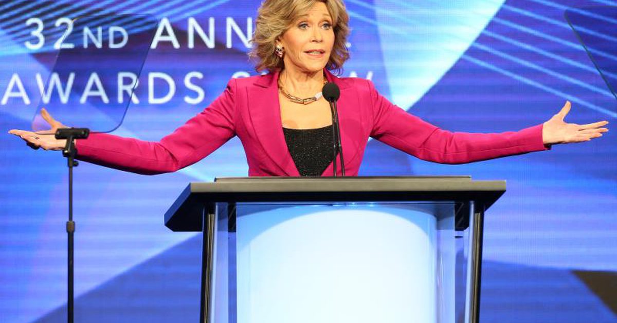 Jane Fonda trägt ein Sexspielzeug als Halskette, weil warum nicht?