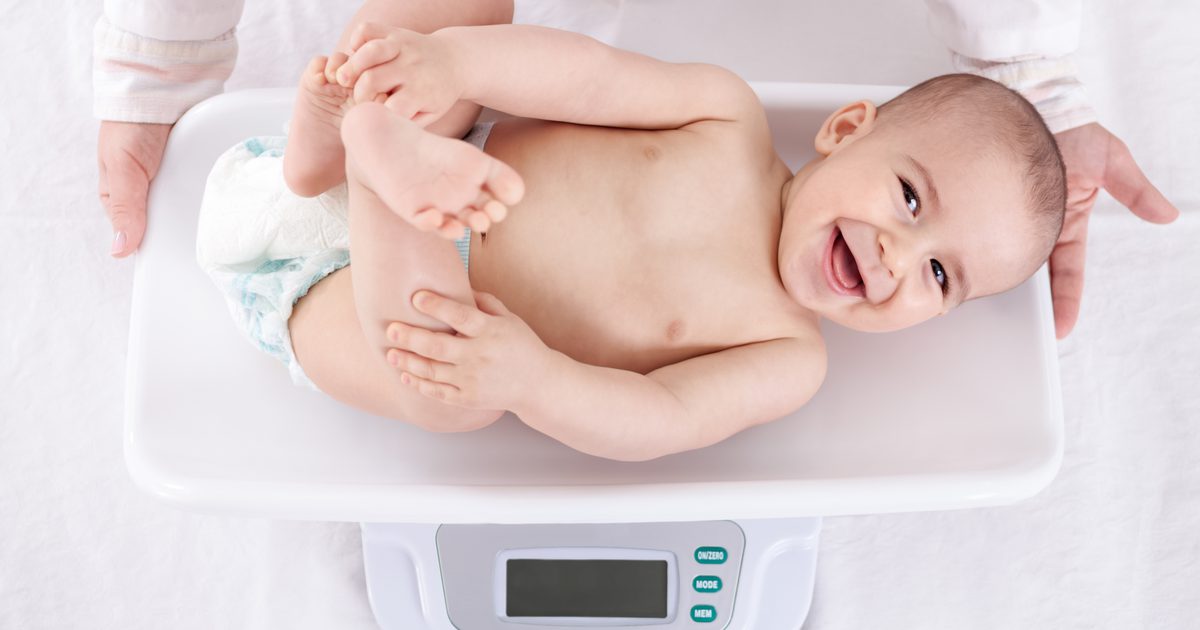 Normalna waga niemowląt w wieku czterech i pięciu miesięcy