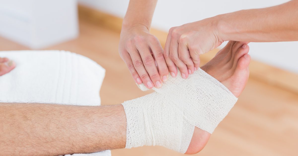 Wat zijn de behandelingen voor een verstuikte of verscheurde ligament in de voet?