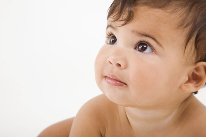 Vilka faktorer påverkar kognitiv utveckling hos spädbarn?