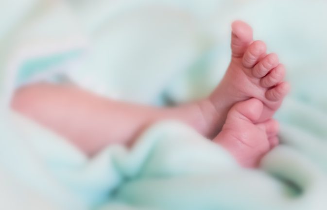 Varför har en spädbarn kalla fötter?