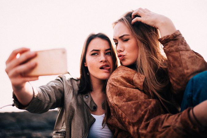 Den værste sociale medieplatform for unge kvinder og den bedste