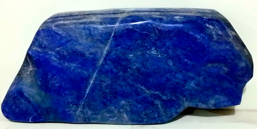 Kamni lapis lazuli - okraski, lastnosti in nege