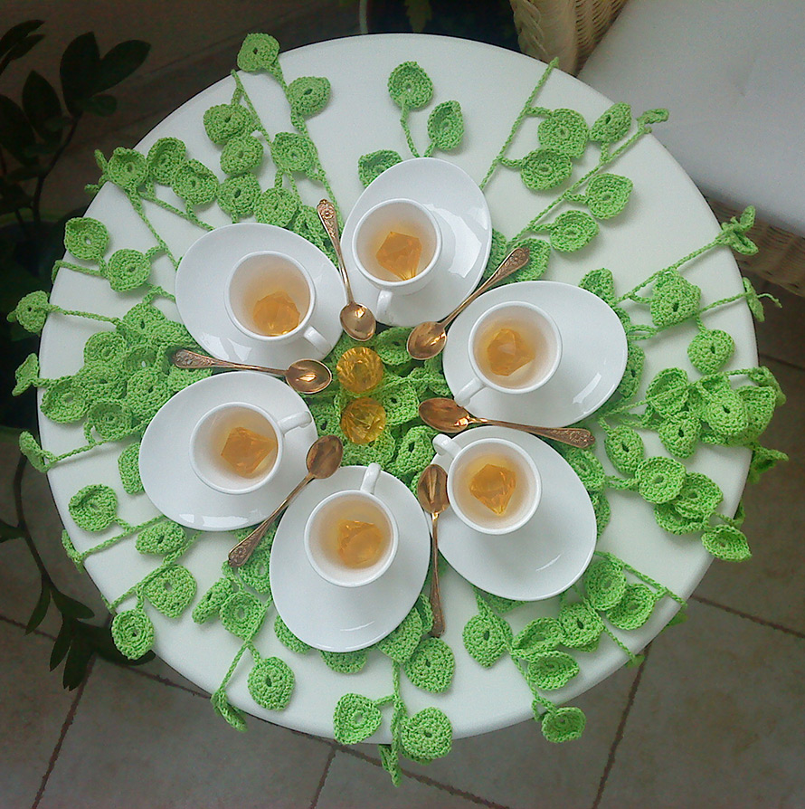 Wiosenna herbata - pomysły na dekorowanie stołu