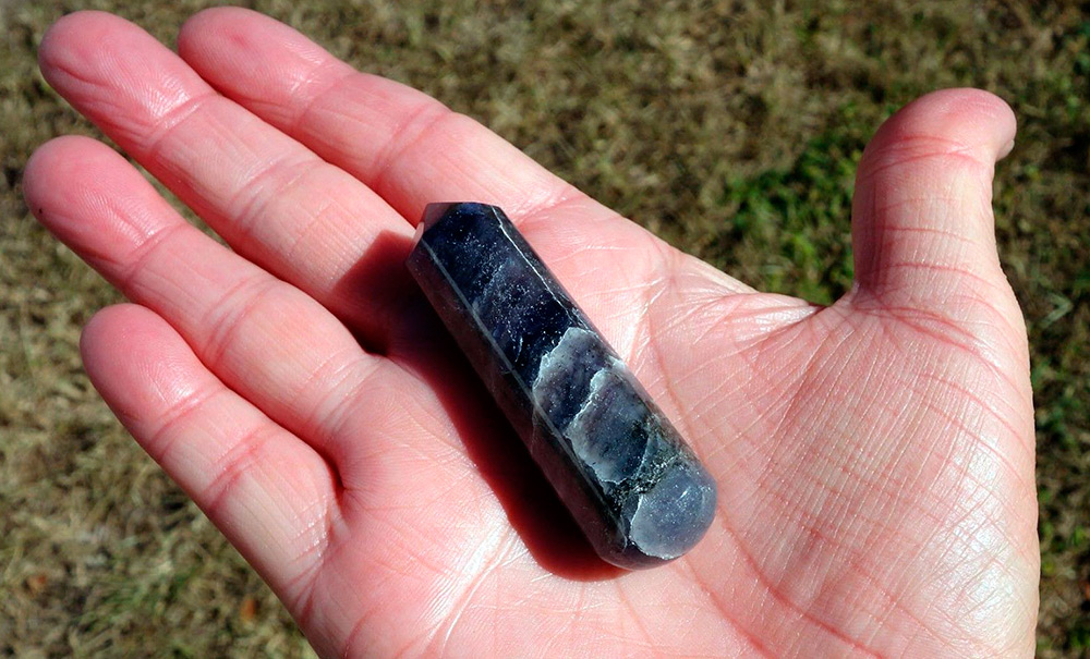 Iolite - vlastnosti fialového kamene a ozdoby s iolitem
