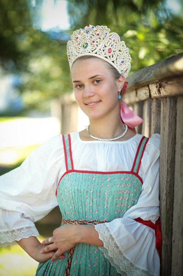 Русские девушки в народных костюмах