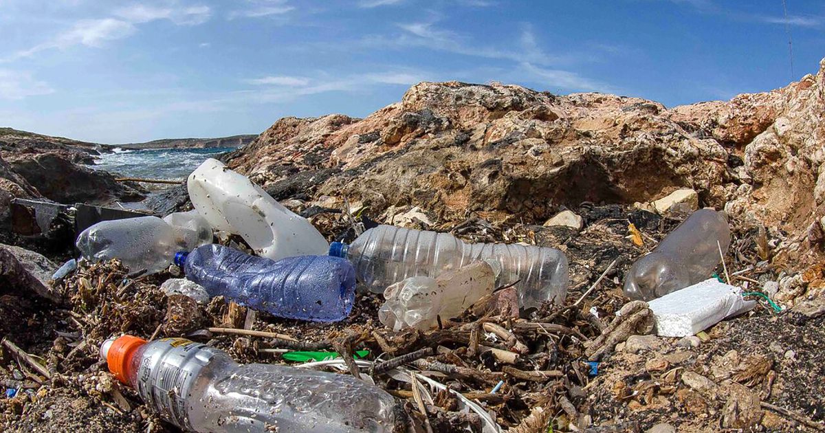 Wetenschappers zijn een enzym aan het ontwikkelen dat plastic afval opeet