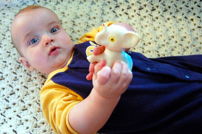 Activiteiten om de motorische ontwikkeling van een baby te stimuleren