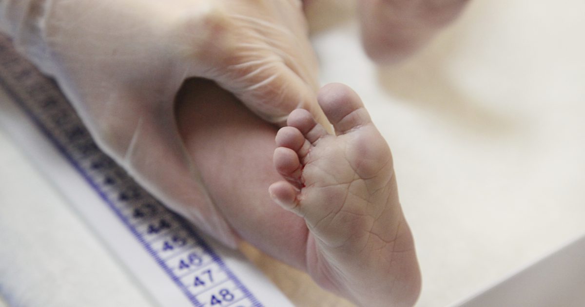Die durchschnittliche Länge und das Gewicht von Neugeborenen