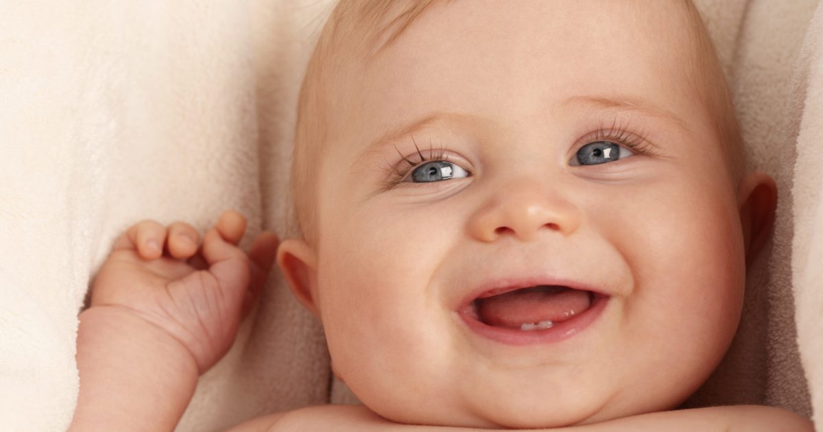 बेबी विकास और हँसते हुए