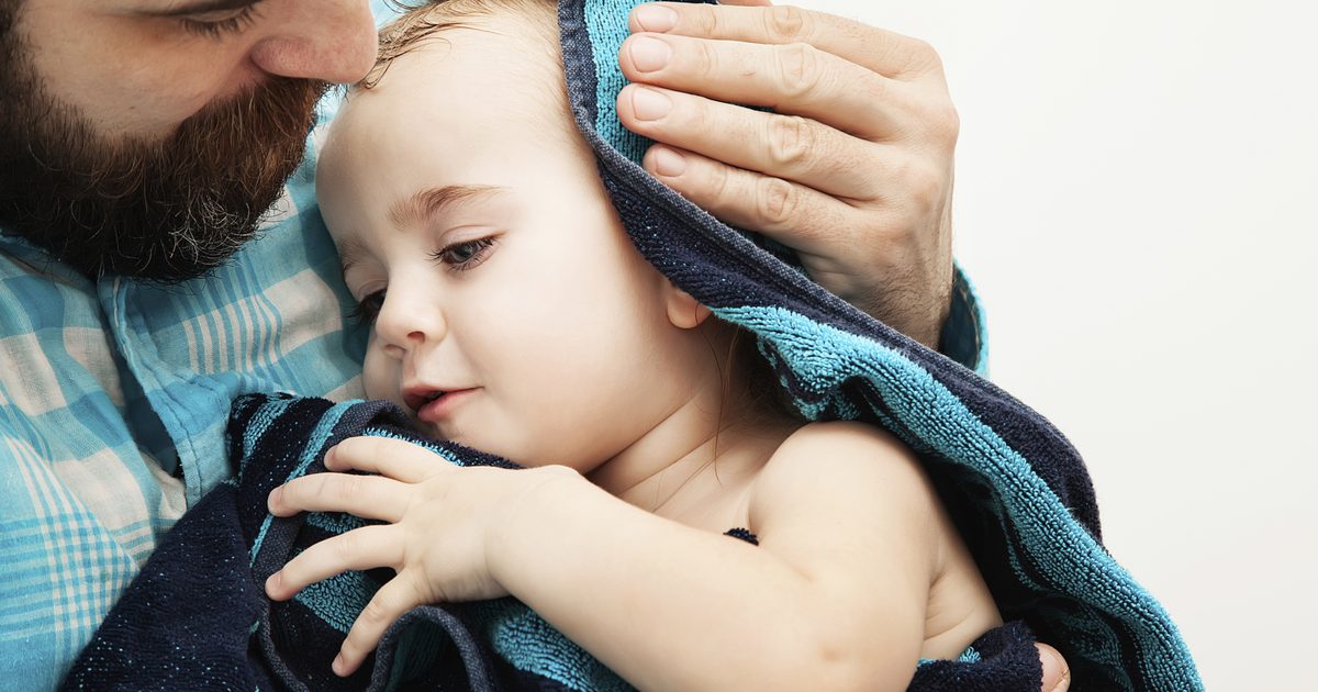 एक शिशु और कान संक्रमण स्नान