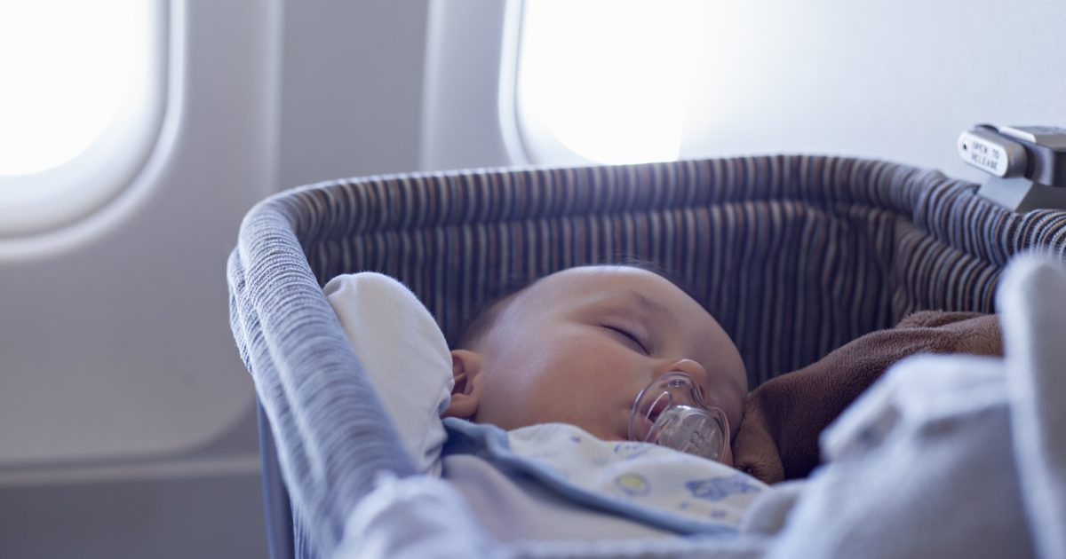 De bedste måder at få babyer til at sove på lange flyture
