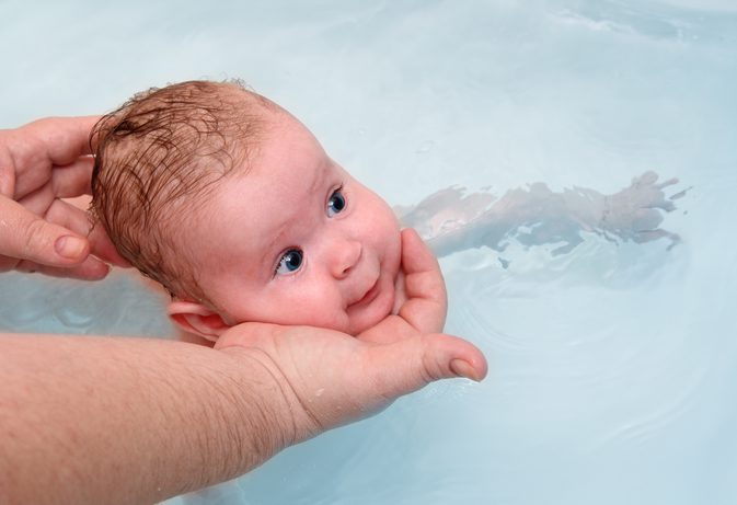 Могат ли новородените да плуват?