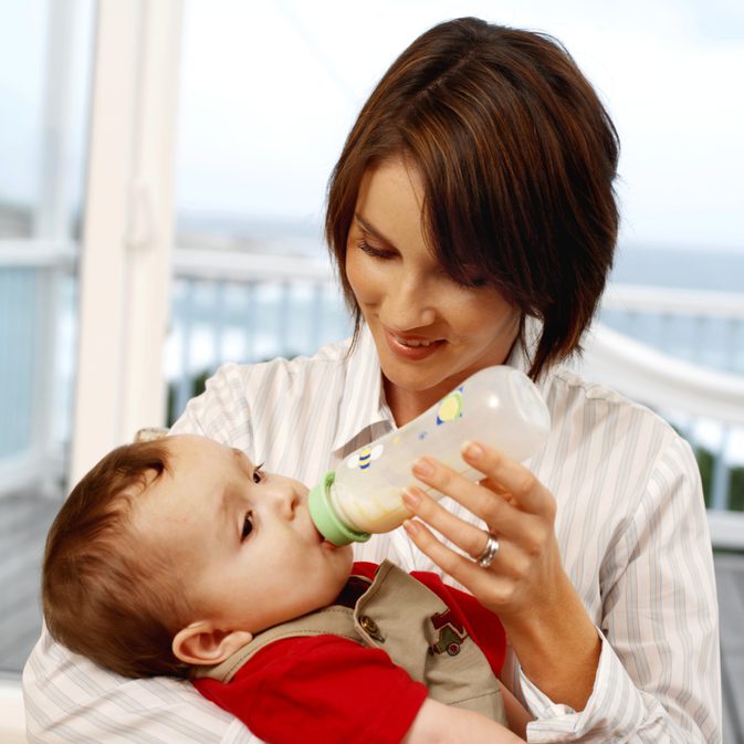 Kan je een babykoude moedermelk voeren?