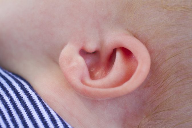 Креация в ухе младенца