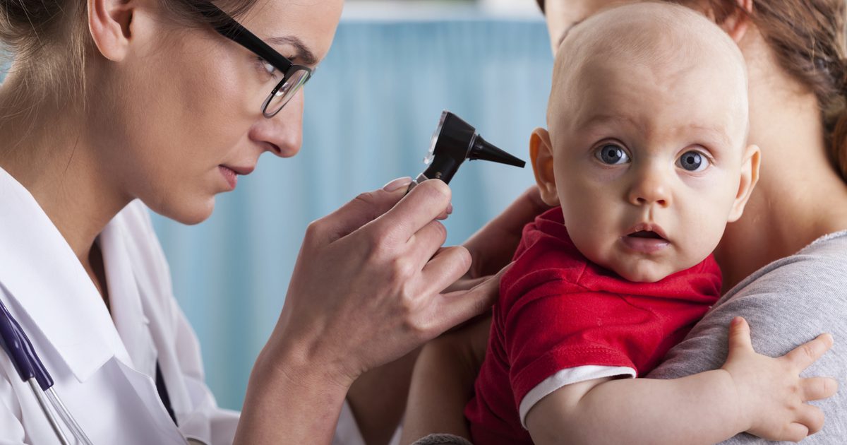 У младенцев появляются инфекции уха с прорезыванием зубов?