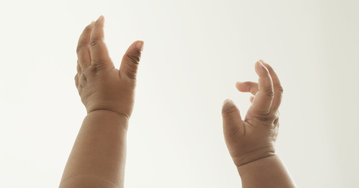 Øvelser som hjelper med stivhet i babyens ben og armer