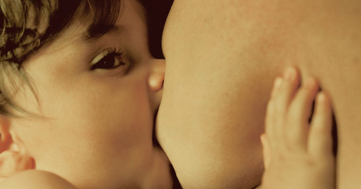 शिशुओं को स्तनपान करने में मदद करने के लिए घरेलू उपचार