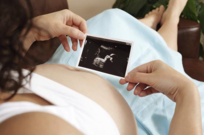 Hur utvecklar fetusen under graviditeten?