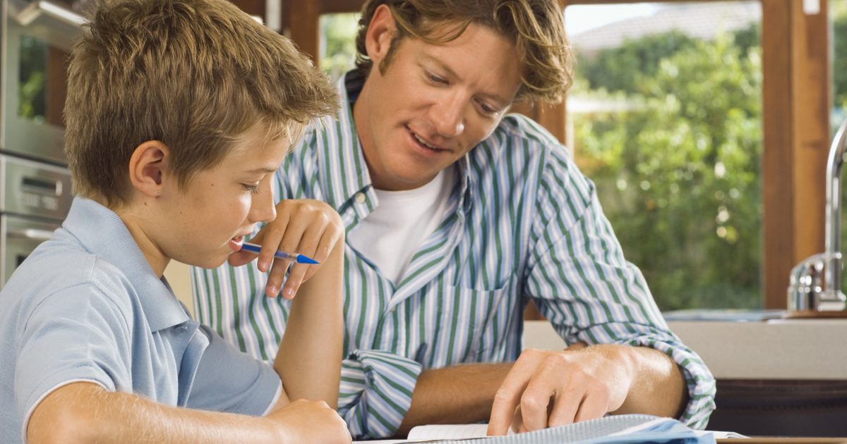 Hvordan påvirker mangel på foreldre hjemmefra barns karakterer på skolen?