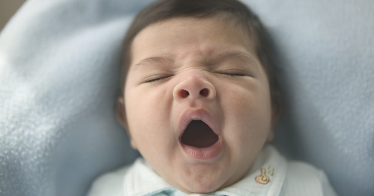 Wie lange sollte ich meinen einen Monat alten Säugling zu jeder Zeit schlafen lassen?