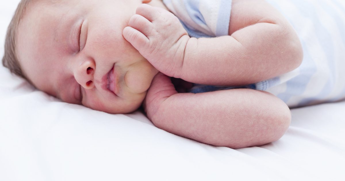 Hoe lang moet een pasgeboren slaap gedurende de dag?