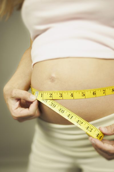Hvor mye større vil magen min få hver uke i graviditeten?