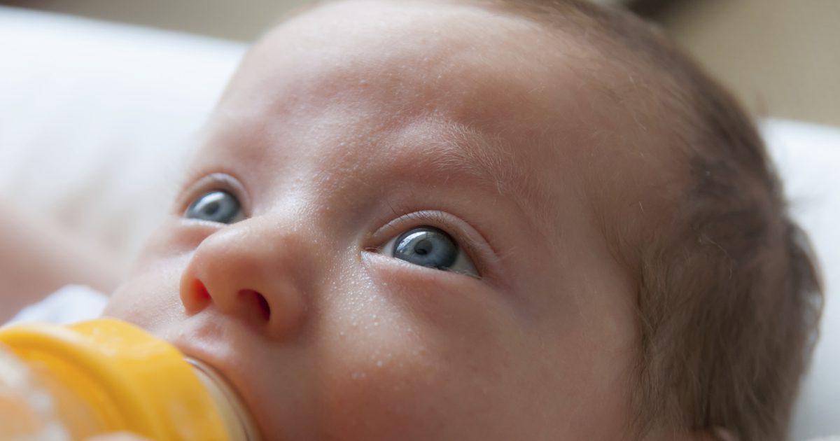 Hvor meget formel skal fodre en spædbarn?