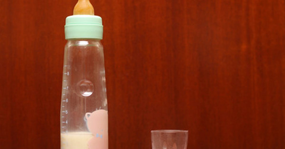Hoeveel melk moet een 2 maanden oude baby drinken?