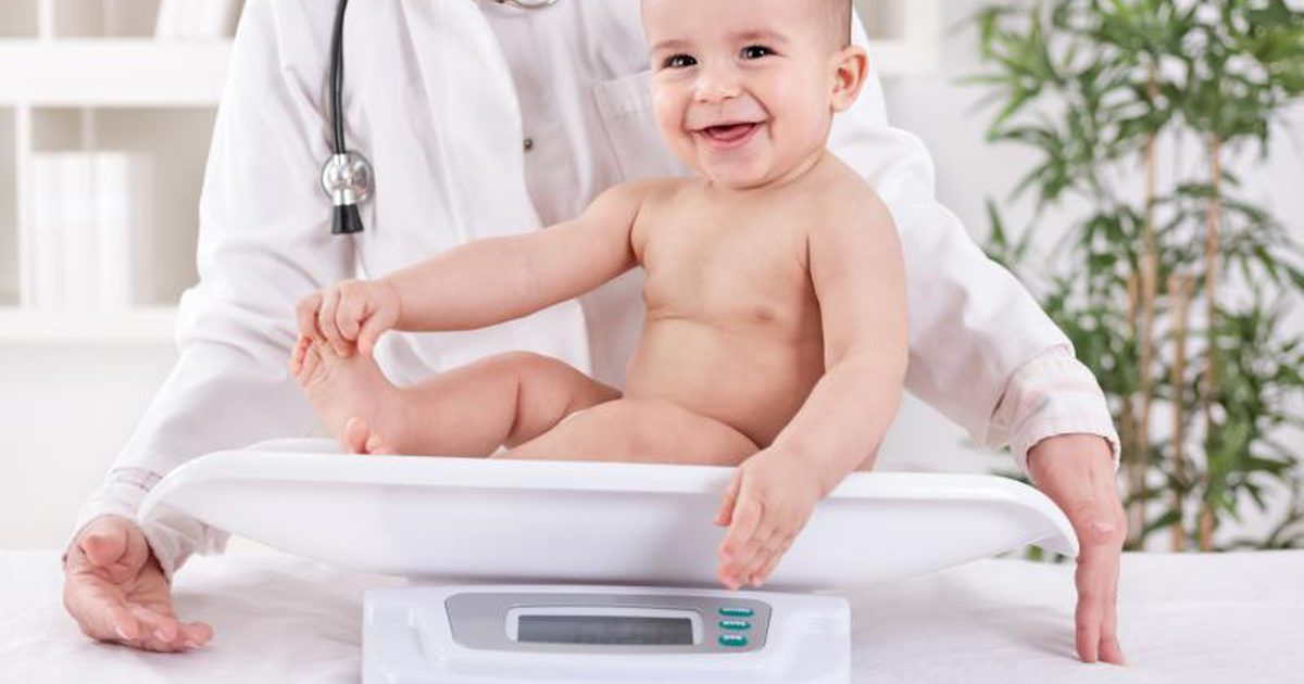 Hvor meget vægt får en baby i sit første år?