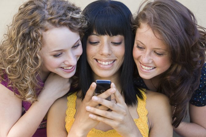 Как тийнейджърите стават зависими от мобилните си телефони