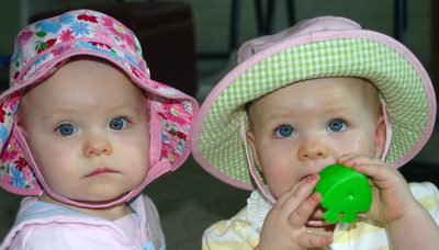 नवजात जुड़वां बच्चों को कैसे अपनाना है