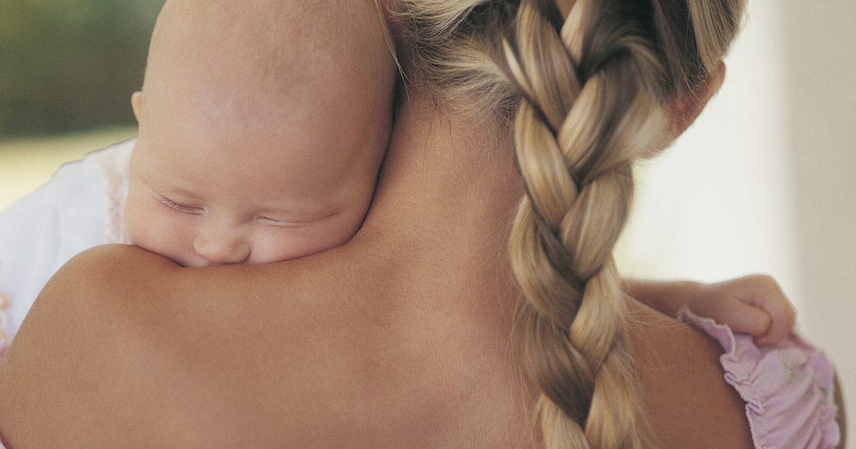 Как да се справим с болки в гърба в резултат от задържане на вашето бебе
