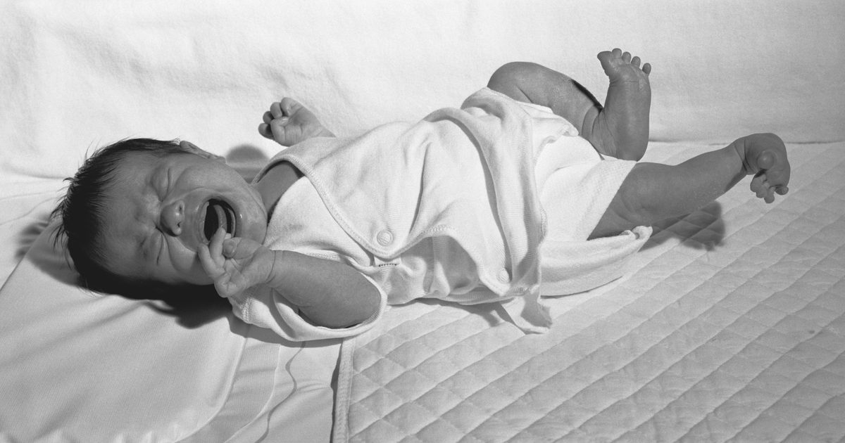 Как поднять кроватку для ребенка с рефлюксом